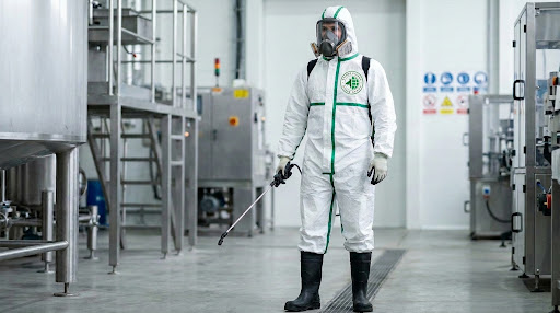 Profesional de control de plagas en traje protector